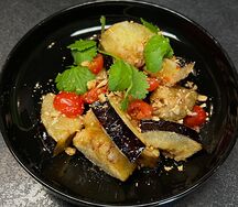 Салат с хрустящими баклажанами, томатами черри и кешью