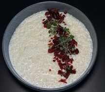 Рисовая каша на кокосовом молоке с вяленой клюквой