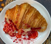 Круассан с муссом из топлёного творога с томлёной клубникой