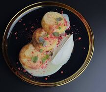 Сырники со сгущённой сметаной и сублимированной малиной