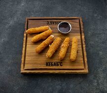 Сырные палочки с брусничным соусом 