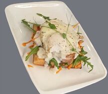 Венская вафля с курицей и глазуньей