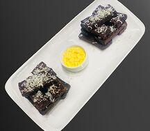Гренки чесночные с сырным соусом и сыром пармезан