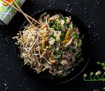 Лапша с курицей и говядиной в сливочном соусе