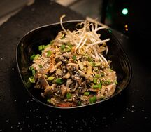 Лапша с курицей, грибами и соусом Цезарь