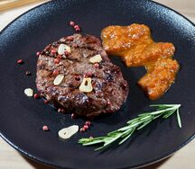 Перечный стейк из говядины на углях