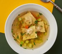 Տորտելինի հավի արգանակով