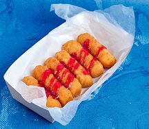 Сырные палочки с брусничным соусом