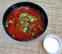 Борщ со сметаной, зеленью и куриным филе