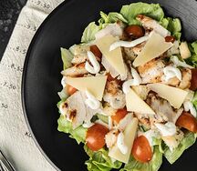 Салат Цезарь с курицей