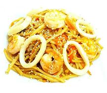 Пшеничная лапша с морепродуктами и овощами