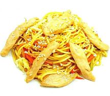 Яичная лапша с курицей и овощами