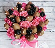 Букет в шляпной коробке Classic с ежевикой