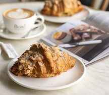 Круассан с миндальными лепестками