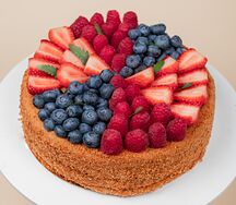 Медовик с ягодой