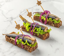 Канапе со шпротами и маринованным луком