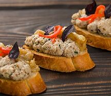 Мини-брускетта с баклажанами, чесноком и орехами