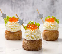 Канапе из картофеля Бэби со сливочным сыром и красной икрой