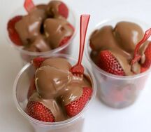 Клубника в стаканчике в шоколадном соусе