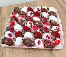 Коробочка клубники в шоколаде Queen