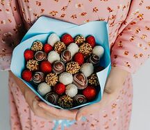 Букет из клубники в шоколаде Ореховый