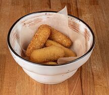 Сырные палочки с соусом сладкий чили