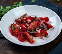 Томаты с маслом и луком