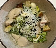 Салат Цезарь с курицей