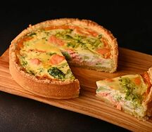 Пирог с красной рыбой и брокколи