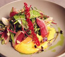 Салат с сыровяленой уткой и кремом тыква-маракуйя