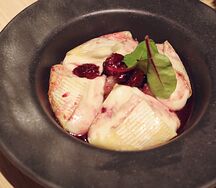 Запеченный бри с пряным соусом из вишни и грушей