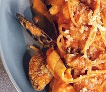 Паста с морепродуктами и соусом биск