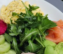 Скрембл из двух яиц, зеленый салат, тост с мятым авокадо