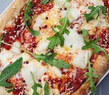 Римская пицца с кальмаром и соусом маринара