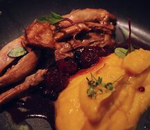 Утиная ножка конфи с вишневым соусом и пюре из тыквы