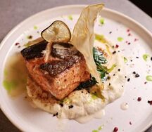 Лосось на гриле с вонголе и зеленым горошком