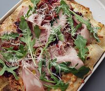 Римская пицца с мортаделлой, рукколой и вялеными томатами