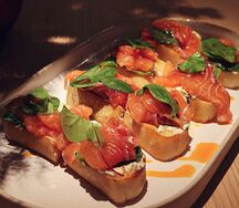 Лосось собственного посола с базиликовым кремом и шпинатом