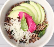 Гречка, молодой шпинат, авокадо