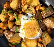 Молодой картофель с лисичками