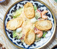 Салат Цезарь с креветками
