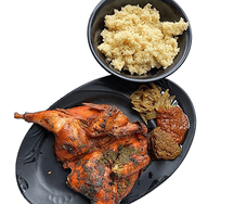 Un plat d'attiéké avec demi poulet