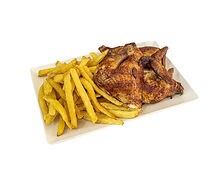 Un plat de frites avec demi poulet