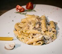 Пенне с курицей и грибами