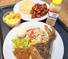 Lunch box attiéké-alloco poisson grillé + jus + salade de fruit