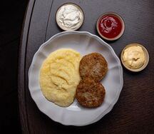 Детские куриные котлетки с гарниром и соусом 