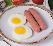 Жареные яйца с сосисками