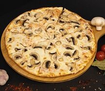 Пицца с белым соусом и шампиньонами