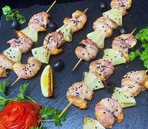 Шашлычки Креветки в беконе с ананасом