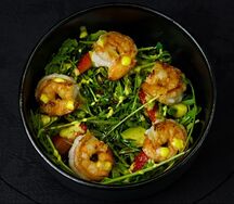 Салат с креветкой, манго и клубникой